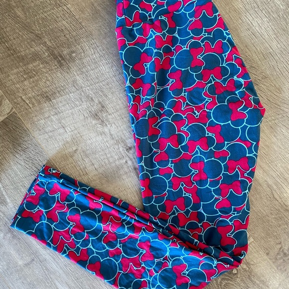 Lularoe Disney Minnie Mouse
One-of-a-kind leggings One Size
All over Minnie - Picture 4 of 5